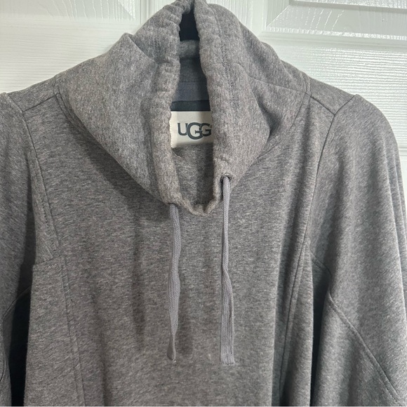 UGG: Essential Fleece Poncho - Picture 11 of 12